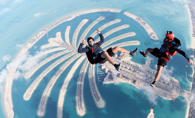 Thái tử Sheikh Hamdan nhảy dù phía trên đảo nhân tạo hình cây cọ ở Dubai.