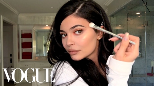 Đi dạo phố nhưng Kylie Jenner cũng phải trang điểm tới gần 40 bước