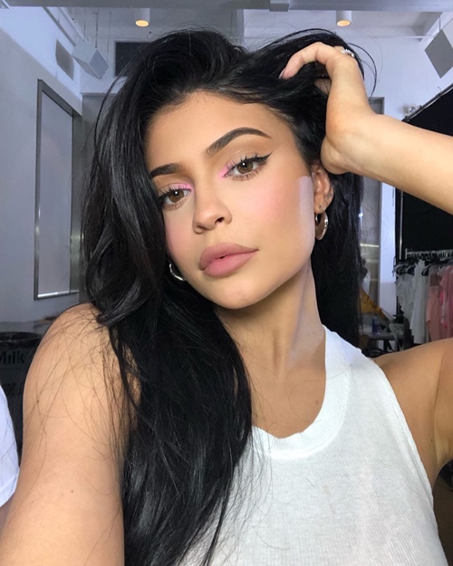 Nhờ cặp môi đầy đặn, Kylie Jenner xinh đẹp, sang chảnh hơn trông thấy