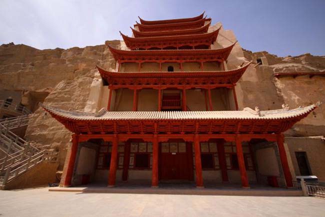 17.Hang động Mogao nổi tiếng với những bức tranh đầy màu sắc và sự điêu khắc tinh xảo.
