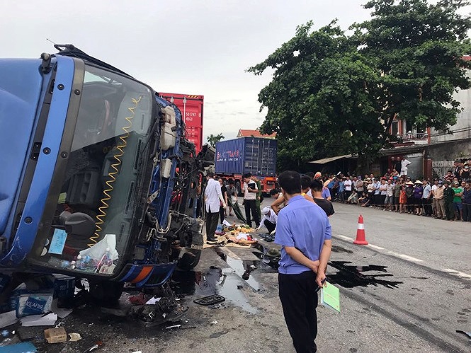 Hiện trường vụ lật xe đè trúng 7 người trên QL5 đoạn qua xã Cộng Hòa (Kim Thành, Hải Dương)