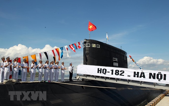 Lễ thượng cờ tàu ngầm HQ-182 Hà Nội, ngày 3/4/2014 tại Quân cảng Cam Ranh. Đây là chiếc tàu ngầm đầu tiên được Quân chủng Hải quân tiếp nhận trong tổng số 6 chiếc tàu Việt Nam đặt mua của Nga. (Ảnh: Đức Tám/TTXVN)