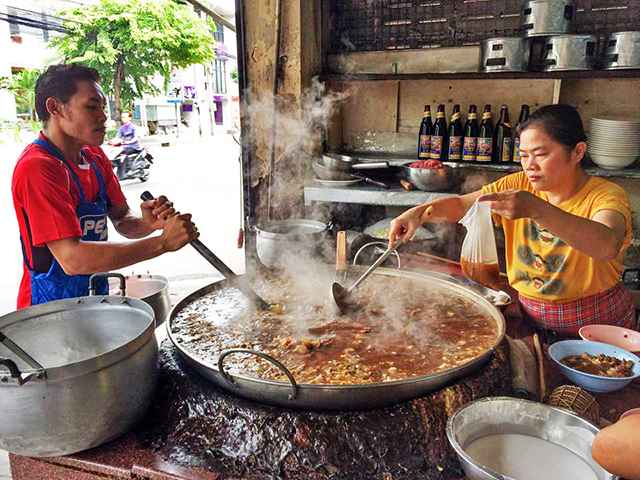 Món súp bò hầm &#34;siêu to khổng lồ&#34; có nồi nước dùng đun sôi liên tục suốt 45 năm - 3