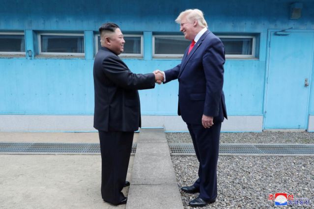 Hai ông Trump (phải) và Kim bắt tay tại Khu phi quân sự liên Triều (DMZ) vào ngày 30-6. Ảnh: KCNA