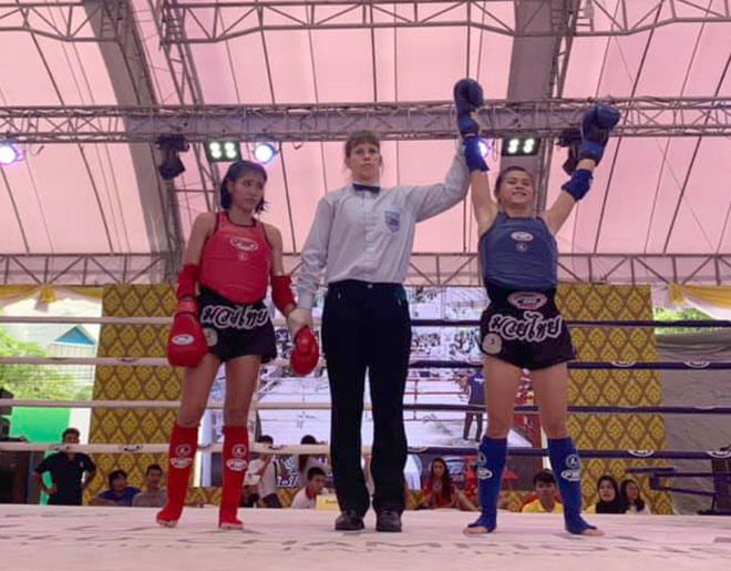 Hữu Hiếu (giáp xanh) vượt qua võ sĩ mạnh người Thái Lan để vào chung kết Muay thế giới