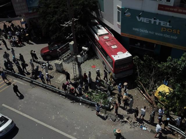 Cận cảnh hiện trường xe khách đâm hàng loạt xe máy ở Quảng Ninh