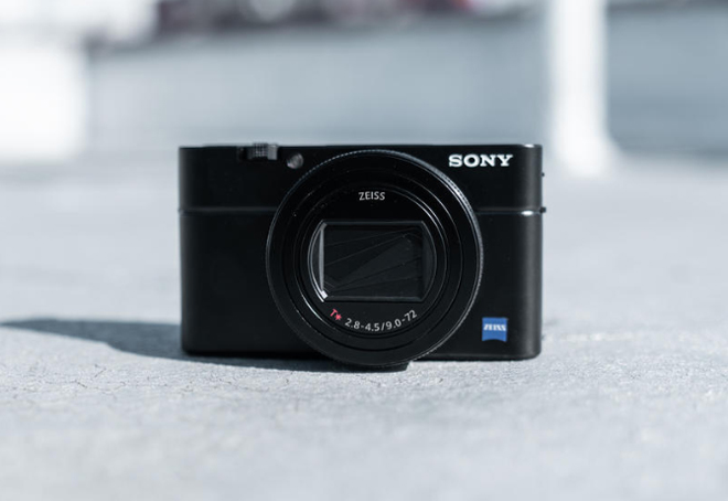 Sony RX100 VII khá gọn nhẹ.