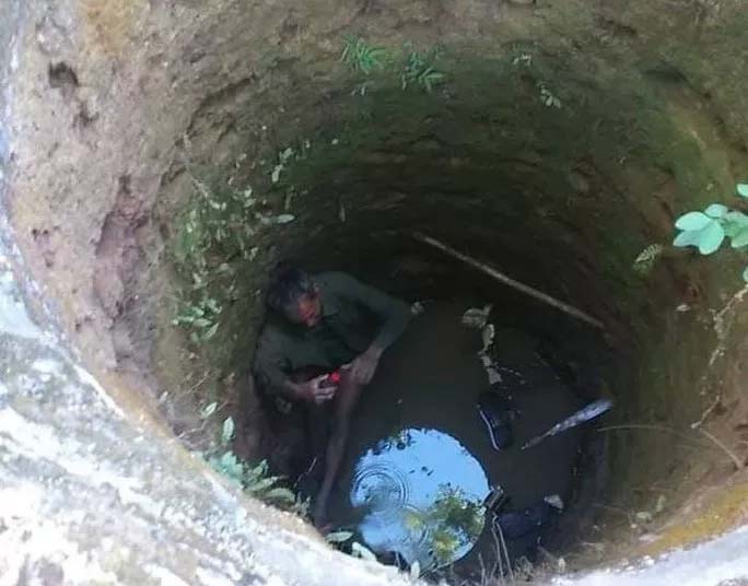 Ông Viên được cứu sống sau gần 1 ngày bị mắc kẹt dưới giếng sâu - Ảnh: Nghĩa Khánh