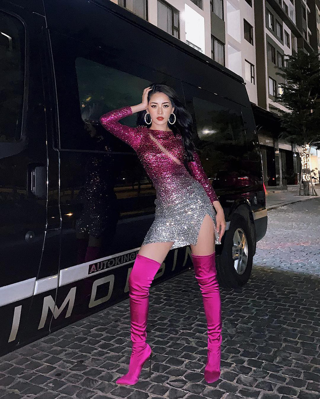 Với những chiếc váy bodycon dù 2 dây hay có tay thì sự kết hợp cùng thighhigh boots chắc chắn là lựa chọn hoàn hảo để giúp phần tăng hiệu ứng kéo dài đôi chân thêm dài thon như một siêu mẫu thực thụ. Bên cạnh đó, công thức lên đồ này được đẩy tính thời trang vào rất nhiều, thời thượng và ngầu.