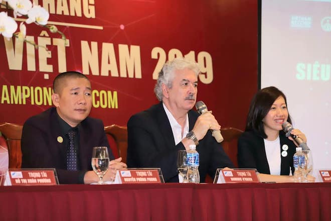 Ông Dominic O’Brien (ngồi giữa) sang Việt Nam làm trọng tài cuộc thi siêu trí nhớ theo lời mời của Chủ tịch Tổ chức Siêu trí nhớ Việt Nam Nguyễn Phùng Phong (bên trái).