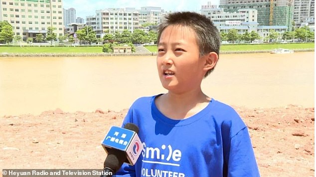 Zhang Yangzhe phát hiện vật thể lạ khi chơi gần bờ sông Dong ở thành phố Hà Nguyên, tỉnh Quảng Đông, Trung Quốc