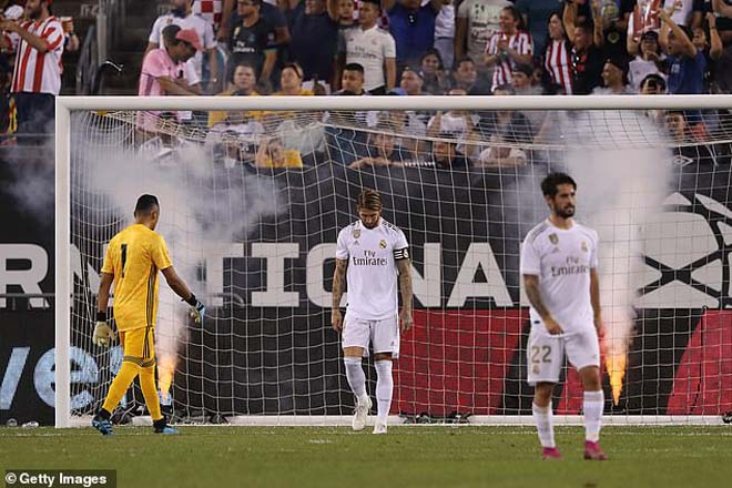 Ramos (ở giữa) không còn là thủ lĩnh của Real