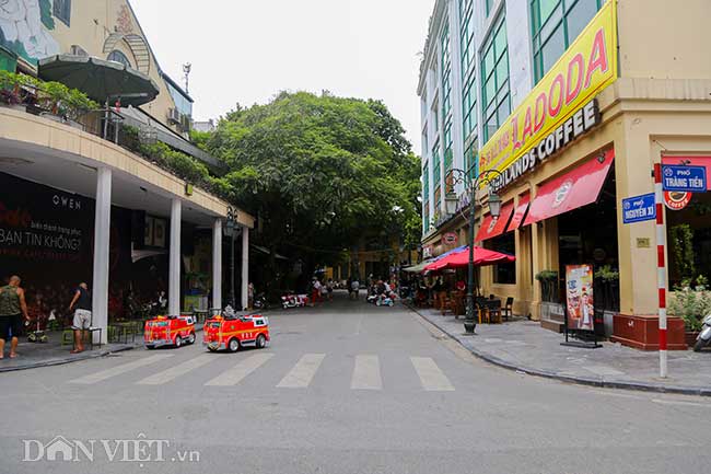 Phố&nbsp;Nguyễn Xí dài khoảng&nbsp;53m,&nbsp;chạy từ phố&nbsp;Đinh Lễ&nbsp;đến phố&nbsp;Tràng Tiền.&nbsp;Thời&nbsp;Pháp&nbsp;thuộc phố có tên là phố&nbsp;Rue Jules Boissière, sau cách mạng gọi là phố&nbsp;Chùa Quan Thượng, nay phố có tên là&nbsp;Nguyễn Xí - một danh tướng của vua Lê Lợi.