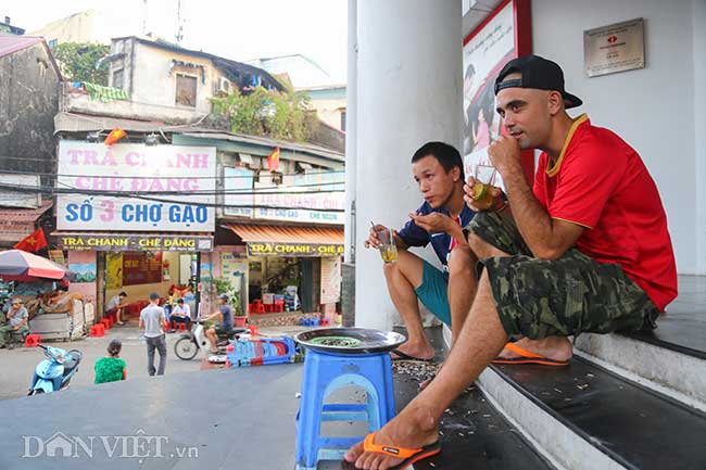 Từ Ma Cao đến Việt Nam sinh sống, anh Jeremy (bên phải) cho biết, nhà gần nên anh thường xuyên đi bộ ra phố Chợ Gạo để uống nước, trò chuyện cùng bạn bè. "Con phố này thực sự rất ngắn. Tôi đi bộ từ đầu đến cuối phố chỉ hết khoảng 30 - 40 giây", Jeremy nói thêm.