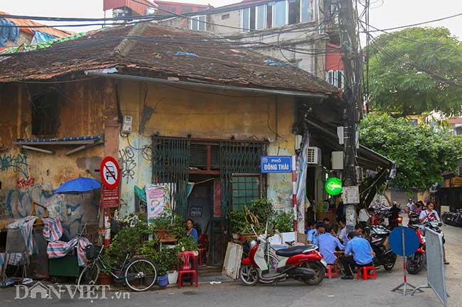 Ngày nay, phố Đông Thái vẫn còn giữ đa phần kiến trúc cổ xưa của Hà Nội phố với nhiều ngôi nhà cũ kĩ, mái ngói đỏ.