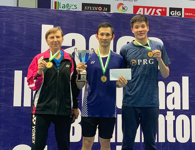 Tiến Minh (giữa) xuất sắc giành chức vô địch tại giải&nbsp;Lagos International Badminton Classics 2019 cấp độ&nbsp;International Challenge