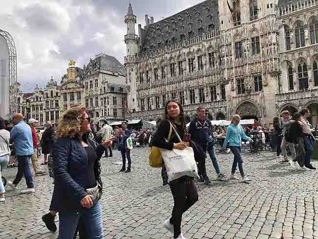 &nbsp;Lượng khách đến với Brussels luôn rất đông nên những người&nbsp;du lịch một mình&nbsp;luôn cần tỉnh táo. Ảnh: Dy Khoa
