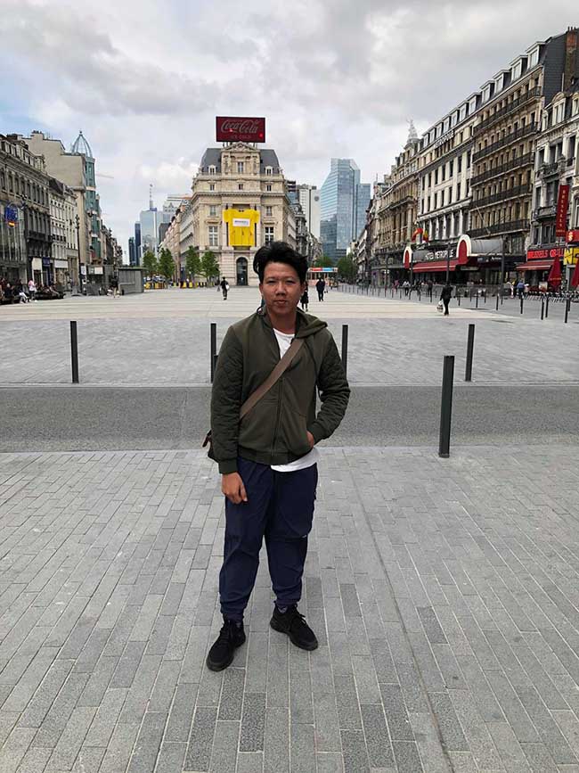 Travel Blogger Dy Khoa tại quảng trường trung tâm của Brussels.