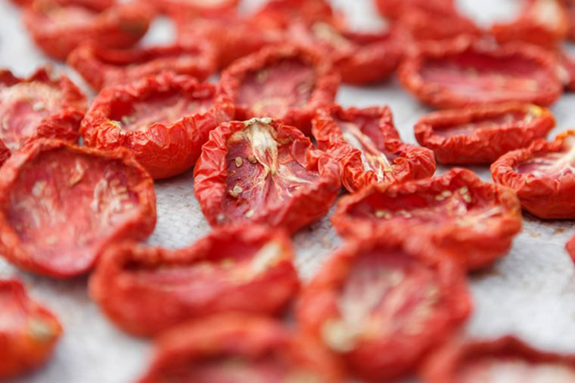 9. Cà chua khô: Vỏ cà chua khô sẽ làm kẹt lưỡi dao của máy xay. Nếu bạn muốn xay chúng, hãy ngâm nước để làm mềm trước khi xay.