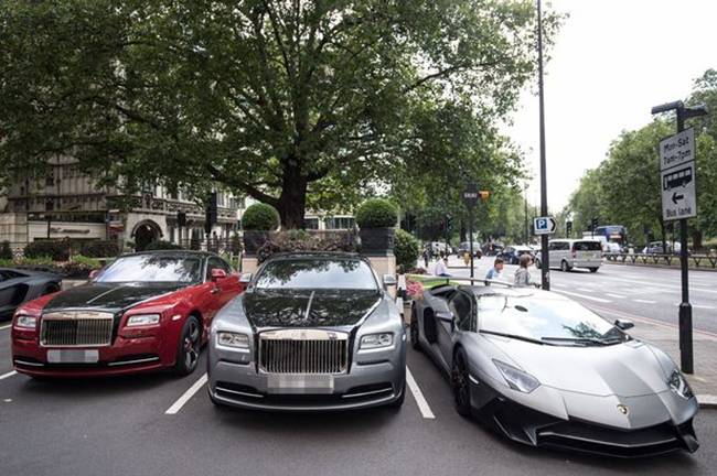 Mỗi năm vào mùa hè, London (Anh) lại xuất hiện nhiều Lamborghini và Ferrari biển số nước ngoài, chúng được những người giàu có ở Trung Đông mang đến.