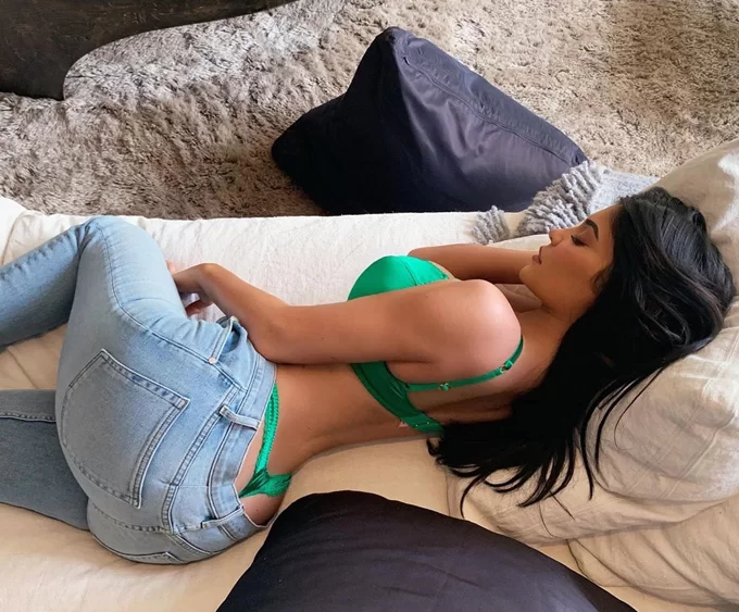 Mốt quần tụt lộ nội y đã được Kylie Jenner phục sinh.