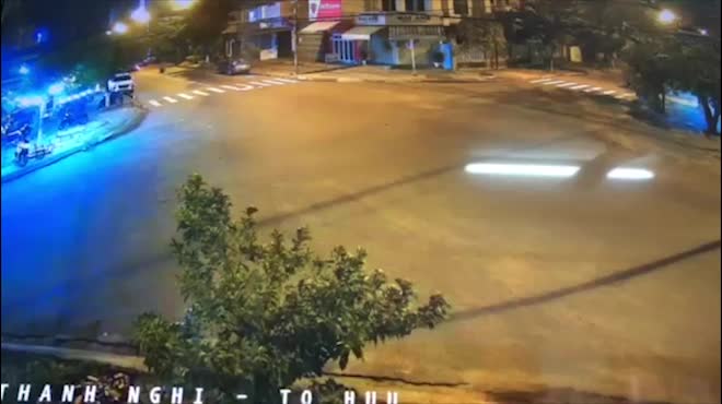 Xe Mercedes chạy nhiều vòng giữa giao lộ rồi lao vào quán nhậu