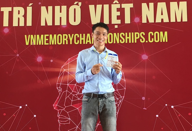 Nguyễn Đình Thiết, người có khả năng năng nhớ thứ tự một bộ bài 52 lá bài xáo ngẫu nhiên nhanh nhất Việt Nam hiện nay