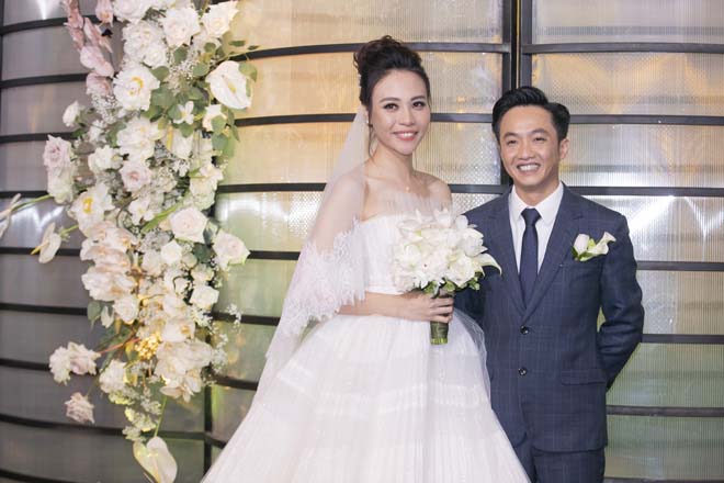 Chú rể Cường Đô La và cô dâu Đàm Thu Trang rạng rỡ trong ngày cưới.