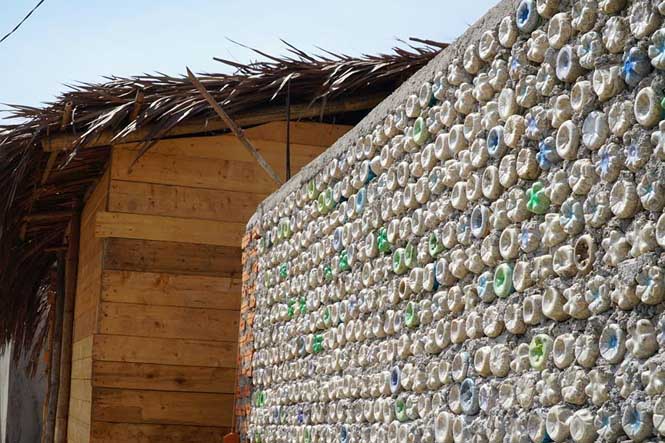 Ngôi nhà xây dựng bằng 6.000 vỏ chai nhựa được anh Nguyễn Lợi (29 tuổi một cư dân trên đảo) hình thành nên ý tưởng khi thấy tình trạng chai nhựa bỏ đi rất nhiều. Trong khi đây là loại rác thải khó phân hủy, gây nguy hại tới môi trường. Ảnh Nguyễn Ngọc
