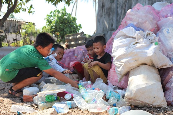 Ngôi nhà làm từ 6000 chai nhựa trên đảo Bé Lý Sơn ấn tượng mạnh với du khách - 2