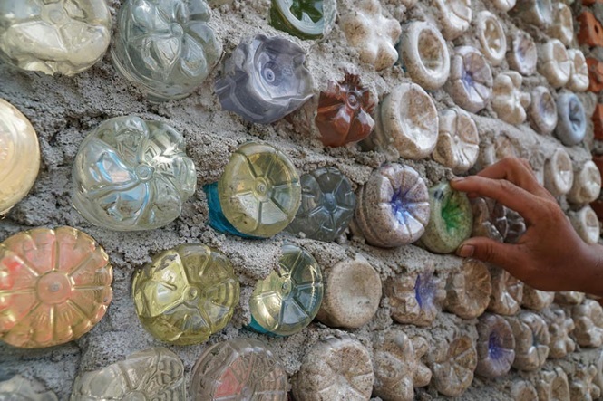 Ngôi nhà làm từ 6000 chai nhựa trên đảo Bé Lý Sơn ấn tượng mạnh với du khách - 5
