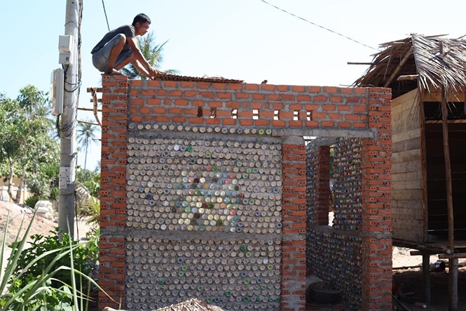 Ngôi nhà làm từ 6000 chai nhựa trên đảo Bé Lý Sơn ấn tượng mạnh với du khách - 6