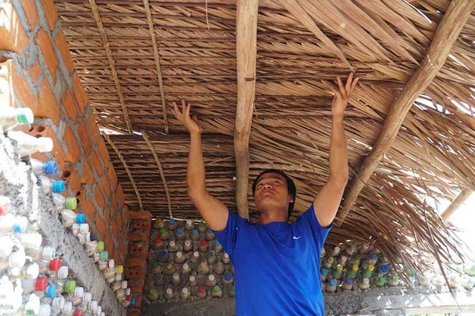 Ngôi nhà làm từ 6000 chai nhựa trên đảo Bé Lý Sơn ấn tượng mạnh với du khách - 7