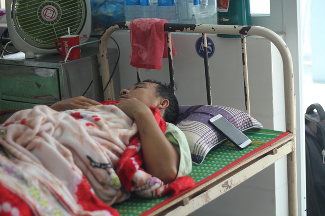 &nbsp;Đại úy Nguyễn Đức Nhã hiện đang nằm cấp cứu tại BVĐK tỉnh Bình Định. Ảnh: Tr.Định.