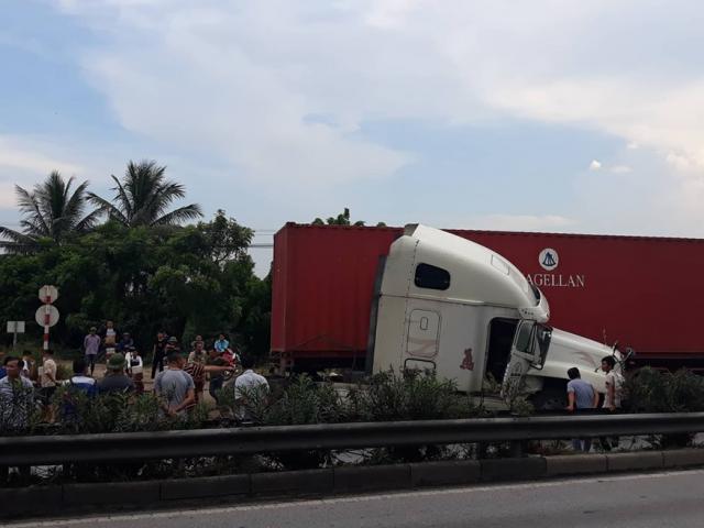 Container đâm trúng xe tải gần vị trí vụ tai nạn 5 người tử vong ở Hải Dương