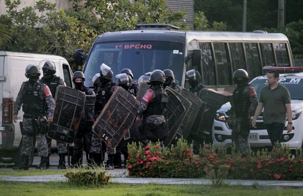 Cảnh sát Brazil chỉ làm chủ tình hình được sau 5 giờ.
