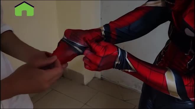 Clip "người nhện" vào viện múa võ, bắn tơ, chơi với bệnh nhi ung thư