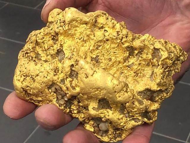 Úc: Đào được cục vàng 2kg giá trị “khủng”, không ngủ được suốt 3 ngày