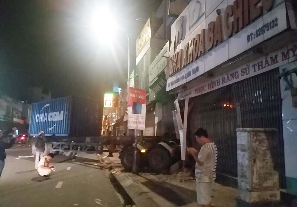 Hiện trường vụ tai nạn xe container đâm sập tường nhà dân