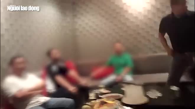 Clip: "Bay, lắc" ngay trong nhà hàng