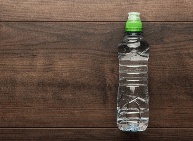 12. Nước đóng chai: Nước không phải là thủ phạm ảnh hưởng xấu đến ham muốn tình dục, mà chính là chai nhựa. Bisphenol A, thường được gọi là BPA, một thành phần hóa học được tìm thấy trong hầu hết các hộp, chai lọ đựng thực phẩm bằng nhựa và có tác động tiêu cực đến khả năng sinh sản ở cả nam và nữ. Một nghiên cứu đăng tải trên tạp chí Fertility & Sterility cho thấy mối liên quan giữa nồng độ BPA trong nước tiểu ở nam giới và tổng số lượng tinh trùng: nồng độ càng cao thì sức khỏe tinh trùng càng thấp.