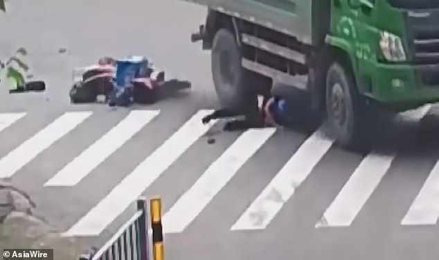 Người đàn ông Trung Quốc bị cuốn vào gầm xe tải.