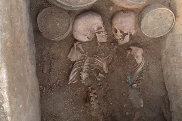 Hai bộ xương với tư thế thân mật&nbsp;được tìm thấy ở Kazakhstan