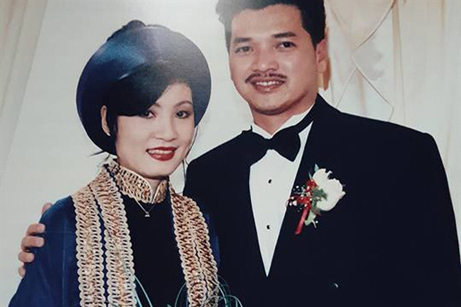 Hồng Đào ngày trẻ mang nét đẹp kiêu sa, là một gương mặt triển vọng tại Nhà hát kịch Sân khấu nhỏ TP.HCM. Cô kết hôn với Quang Minh vào năm 1995 tại Mỹ.