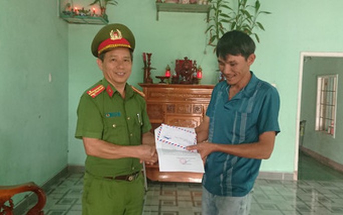 Đại tá Lê Hoài Nam cảm ơn, khen thưởng anh Lê Quang Kha - Ảnh Công an cung cấp