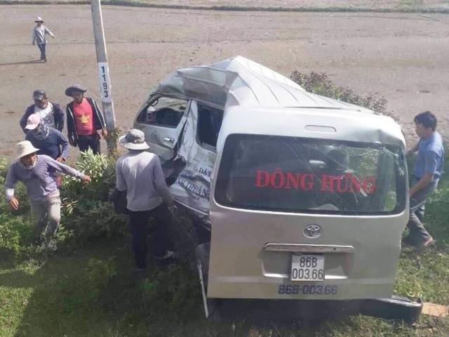 Bình Thuận: Tàu hỏa đâm kinh hoàng ô tô, 3 người tử vong