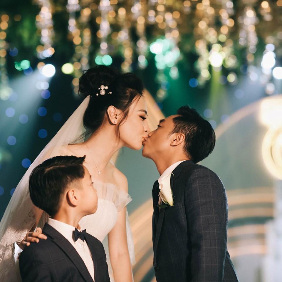 Quốc Cường, Thu Trang "khóa môi" trong ngày cưới, bên cạnh là Subeo - con trai riêng của chú rể