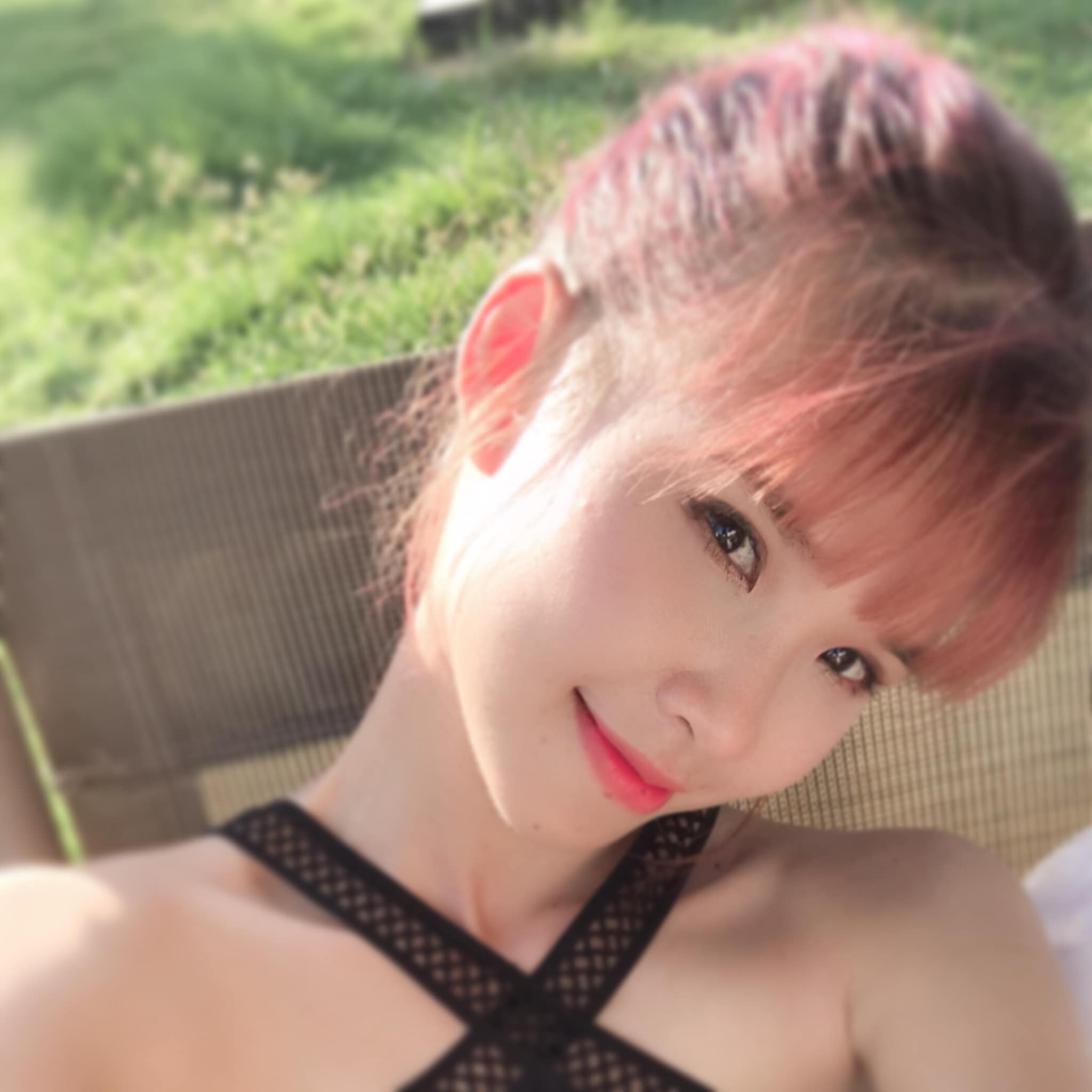 Khởi My thường xuyên vận động thể thao để có vóc dáng thon gọn.