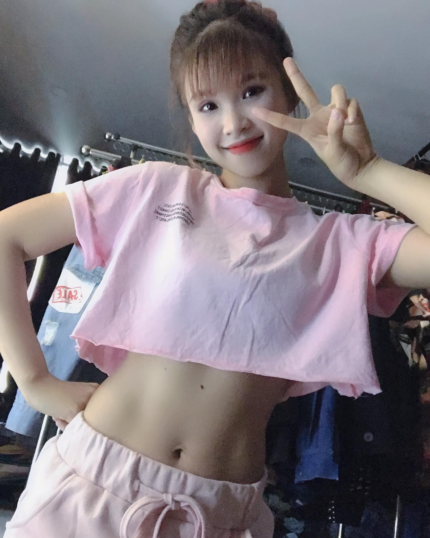 Không còn hình ảnh cô nàng mập ú, Khởi My tự tin khoe eo thon.