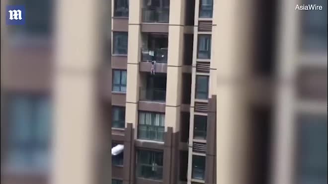TQ: Bé 3 tuổi tuột tay khỏi ban công tầng 6, cả chung cư hốt hoảng dùng chăn đỡ